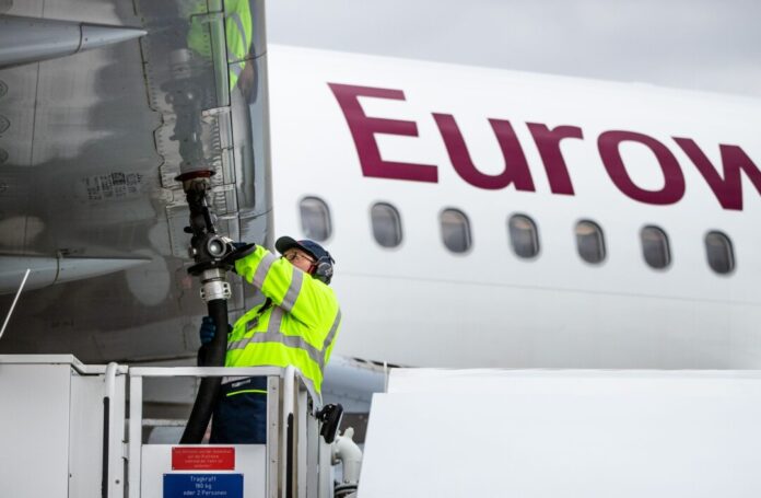 Betankung eines Eurowings-Flugzeugs Am Düsseldorfer Flughafen soll ab 2028 eine neue Produktionsanlage nachhaltigen Flugkraftstoff aus CO2 herstellen, das zuvor der Luft entnommen wurde. (Symbolbild)