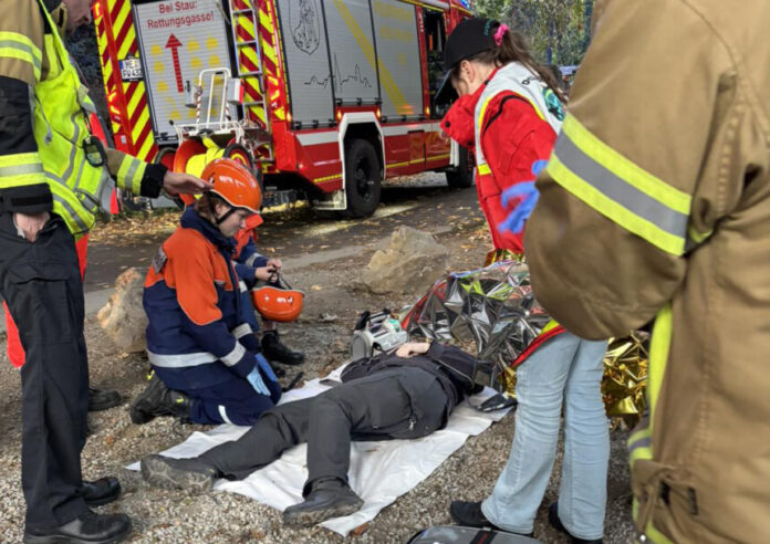 Erstversorgung einer verunfallten Person durch Angehörige des Jugendrotkreuzes und der Jugendfeuerwehr unter kritischer Beobachtung durch die Ausbilder. Foto: FW Wülfrath Erstversorgung einer verunfallten Person durch Angehörige des Jugendrotkreuzes und der Jugendfeuerwehr unter kritischer Beobachtung durch die Ausbilder. Foto: FW Wülfrath