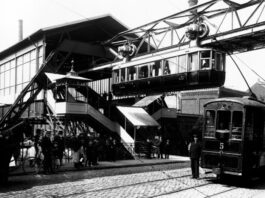 Wuppertaler Schwebebahn feiert Geburtstag: 125 Jahre Wagen 3 der Schwebebahn an der Breite Straße (heute Robert-Daum-Platz), 1901 Seite-73. Foto: WSW