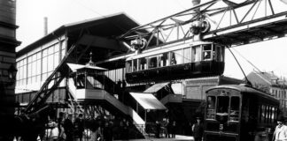 Wagen 3 der Schwebebahn an der Breite Straße (heute Robert-Daum-Platz), 1901 Seite-73. Foto: WSW