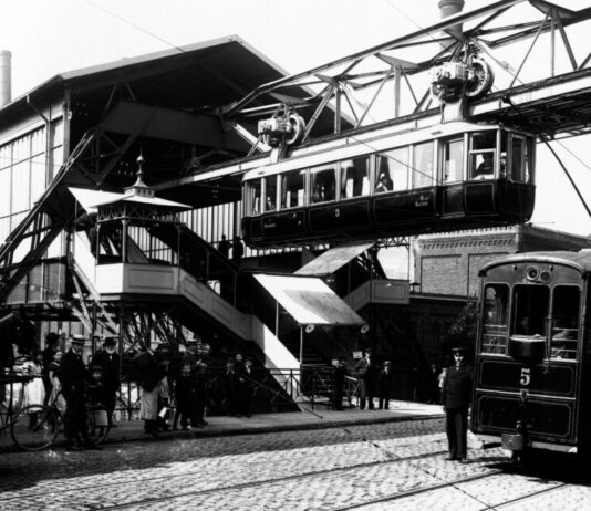 Wuppertaler Schwebebahn feiert Geburtstag: 125 Jahre Wagen 3 der Schwebebahn an der Breite Straße (heute Robert-Daum-Platz), 1901 Seite-73. Foto: WSW