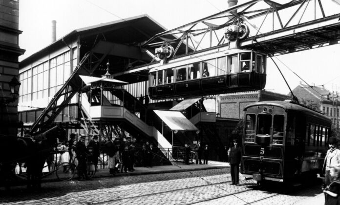 Wagen 3 der Schwebebahn an der Breite Straße (heute Robert-Daum-Platz), 1901 Seite-73. Foto: WSW