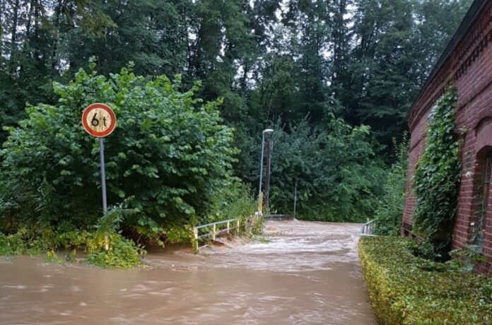 Auch in Ratingen hat es schon Starkregenereignisse gegeben, so wie am 14. Juli 2021 in Ratingen-Schwarzbach an der Brücke „Am Butterbusch“. Foto: Stadt Ratingen Auch in Ratingen hat es schon Starkregenereignisse gegeben, so wie am 14. Juli 2021 in Ratingen-Schwarzbach an der Brücke „Am Butterbusch“. Foto: Stadt Ratingen