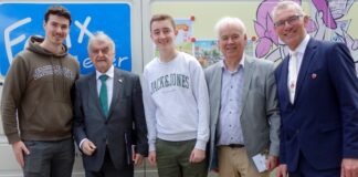 Spielmobil geht in die Winterpause Im Rahmen eines Bürgerfestes zum Jubiläum "50 Jahre Kommunale Neugliederung" am 18. Mai auf dem Gelände von Schloss Linnep entstand dieses Gruppenbild, das NRW-Innenminister Herbert Reul, umgeben von den Spielmobilmitarbeitern Klevis und Erion Diku, Siegfried Hoymann (Mitorganisator des Festaktes) sowie Bürgermeister Klaus Pesch zeigt. Foto: Stadt Ratingen