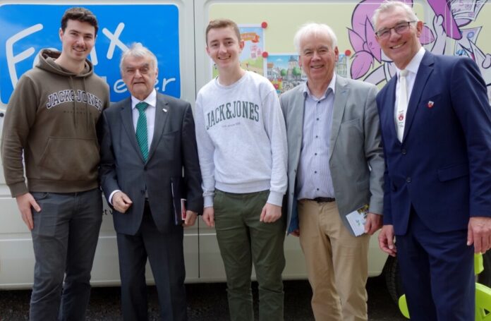Im Rahmen eines Bürgerfestes zum Jubiläum "50 Jahre Kommunale Neugliederung" am 18. Mai auf dem Gelände von Schloss Linnep entstand dieses Gruppenbild, das NRW-Innenminister Herbert Reul, umgeben von den Spielmobilmitarbeitern Klevis und Erion Diku, Siegfried Hoymann (Mitorganisator des Festaktes) sowie Bürgermeister Klaus Pesch zeigt. Foto: Stadt Ratingen