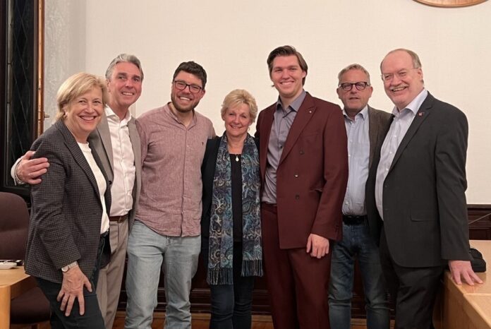 Die Ratsfraktion der Heiligenhauser SPD mit der der Landtagsabgeordneten Elisabeth Müller-Witt (l.). Foto: SPD