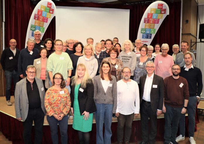 Viele Bürgerinnen und Bürger waren ins Freizeithaus West gekommen, um sich über den Stand bei der Ratinger Nachhaltigkeitsstrategie zu informieren. Foto: Stadt Ratingen