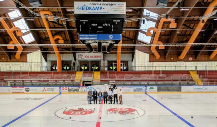 Nach dem Austausch der kompletten Beleuchtung und der Elektrik konnte die Eissporthalle schon Anfang September für das Training der Ice Aliens genutzt werden, inzwischen sind auch die Restarbeiten erledigt. Foto: Stadt Ratingen