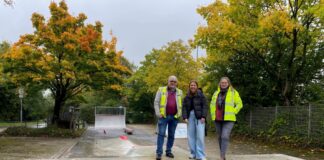 Freuen sich über die neue Sportattraktion in Homberg (von links): Jörg Weskamp (Abteilungsleiter Stadtgrün), Jasmin Maicher (Sachgebiet Neubau) und Larissa Bußmann, Leiterin des Café du Nord. Foto: Stadt Ratingen