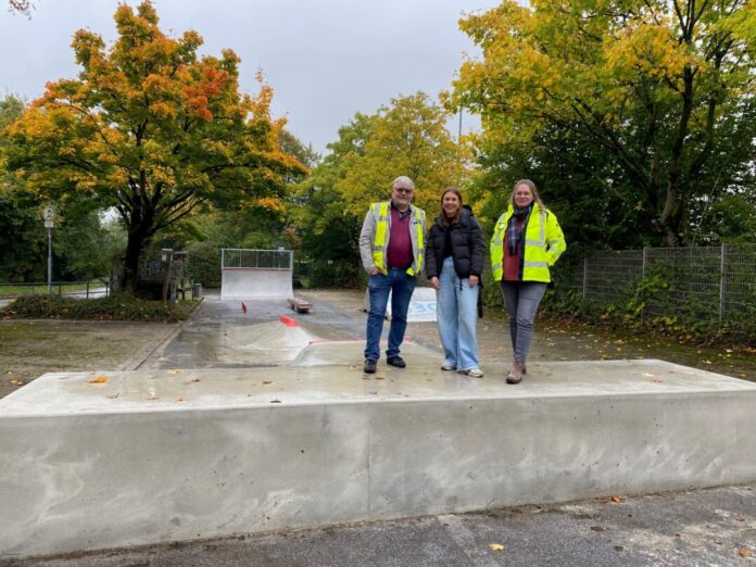 2025-10-09-Skateanlage Füstingweg Freuen sich über die neue Sportattraktion in Homberg (von links): Jörg Weskamp (Abteilungsleiter Stadtgrün), Jasmin Maicher (Sachgebiet Neubau) und Larissa Bußmann, Leiterin des Café du Nord. Foto: Stadt Ratingen