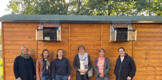 Über das neue Taubenhaus in Ratingen-Mitte freuen sich (v.l.n.r.) Pia Brinkmann, Miriam Klein, Kim Hützen (alle NABU Ratingen), Monika Piasetzky (Tierschutzverein Düsseldorf e.V.), Dagmar Binder (NABU Ratingen) und Julia Federer (Stadt Ratingen). Foto: Stadt Ratingen