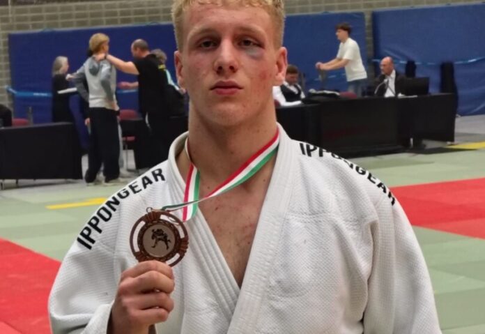 Anton Albrecht zeigt stolz seine Medaille. Foto: privat Anton Albrecht zeigt stolz seine Medaille. Foto: privat
