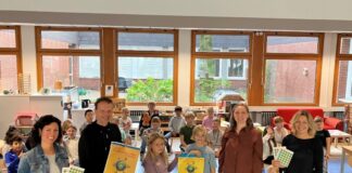 Urkundenverleihung an der Heinrich-Schmitz-Schule (v.l.n.r.): Klassenlehrerin Katharina Fischbach, Umweltdezernent Bert Wagener, Emma (Schulsprecherin) und Paul (Schulsprecher), Klimaschutzmanagerin Lilia Paul und Schulleiterin Britta Brockmann.(Stadt: Stadt Ratingen