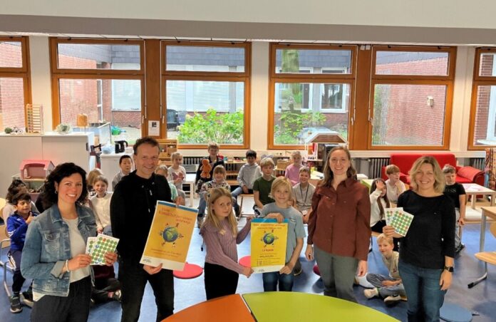 Urkundenverleihung an der Heinrich-Schmitz-Schule (v.l.n.r.): Klassenlehrerin Katharina Fischbach, Umweltdezernent Bert Wagener, Emma (Schulsprecherin) und Paul (Schulsprecher), Klimaschutzmanagerin Lilia Paul und Schulleiterin Britta Brockmann.(Stadt: Stadt Ratingen