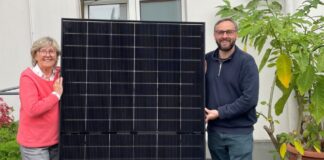 Gaby Winter freut sich über ihr neues Balkonkraftwerk, die Übergabe des Gewinns nahm Klimaschutzmanager Benjamin Reichpietsch vor. Foto: Stadt Ratingen