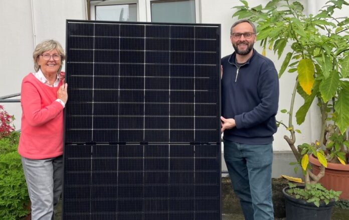 Gaby Winter freut sich über ihr neues Balkonkraftwerk, die Übergabe des Gewinns nahm Klimaschutzmanager Benjamin Reichpietsch vor. Foto: Stadt Ratingen Gaby Winter freut sich über ihr neues Balkonkraftwerk, die Übergabe des Gewinns nahm Klimaschutzmanager Benjamin Reichpietsch vor. Foto: Stadt Ratingen