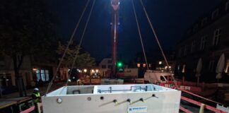 Ratingens Marktbrunnen hat jetzt eine neue Technik Bereits im Morgengrauen begannen die Arbeiten auf dem Marktplatz, ein großer Mobilkran hievte die Brunnenkammer in die Höhe. Foto: Stadt Ratingen