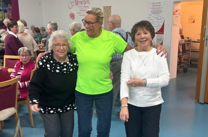 Gut gelaunt beim Tanztee im Seniorentreff Süd (von links): Hanni Maiwald, Treff-Leiterin Martina Schröder und Christa Frenzel. Foto: Stadt Ratingen