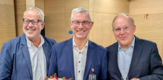 Für Klaus Pesch endet die Bürgermeisterzeit: „Du hast Ratingen geprägt“ Der Erste stellvertretende Bürgermeister Ewald Vielhaus (rechts) und CDU-Fraktionschef Stefan Heins (links) dankten nach der letzten Ratssitzung der Wahlperiode dem scheidenden Bürgermeister Klaus Pesch für seinen  Einsatz für Ratingen. Foto: Stadt Ratingen