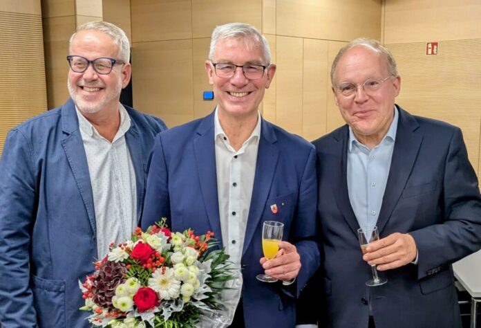 Der Erste stellvertretende Bürgermeister Ewald Vielhaus (rechts) und CDU-Fraktionschef Stefan Heins (links) dankten nach der letzten Ratssitzung der Wahlperiode dem scheidenden Bürgermeister Klaus Pesch für seinen  Einsatz für Ratingen. Foto: Stadt Ratingen