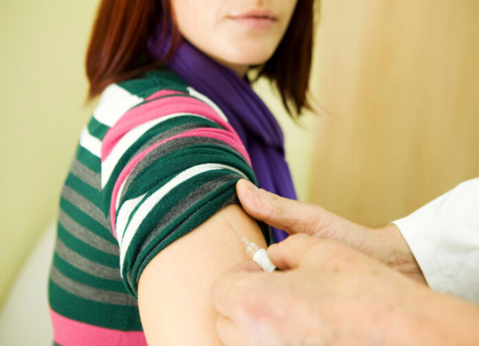 Eine Impfung kann vor allem Ältere oder Vorerkrankte vor schweren Grippeverläufen schützen. Foto: iStock/DAK