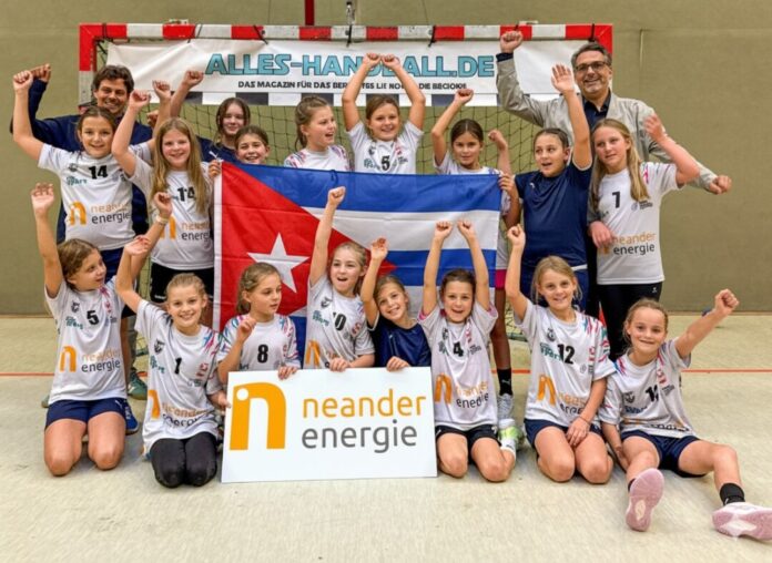 Die Handballmannschaft des TB Wülfraths mit Alexander Melcher, einem der Trainer der Mannschaft, und Niko Papanikolau, dem kaufmännischen Leiter der Neander Energie. Foto: Neander Energie