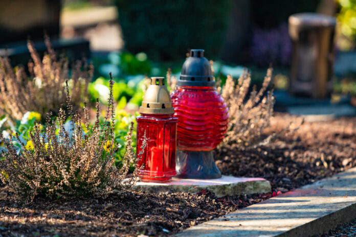 Nachhaltiger Grabschmuck zu den stillen Feiertagen. Foto: VZ NRW/adpic