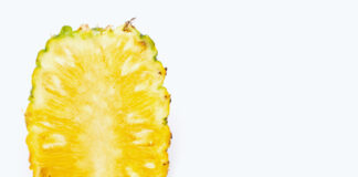 Ananas jetzt oben ohne: Deshalb wird die Krone entfernt Die Ananas gibt es jetzt teils ohne Grün. Foto: VZ NRW/adpic