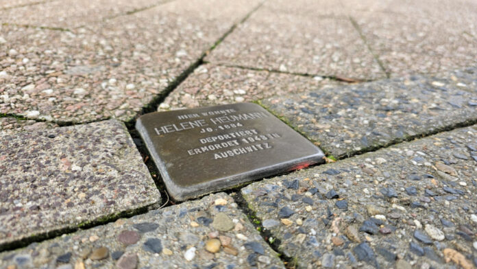 In Velbert erinnern bereits zahlreiche Stolpersteine an die Schicksale der Opfer von Nationalsozialisten - hier an Helene Heumann aus Neviges, die deportiert und 1948 in Auschwitz ermordet wurde. Foto: Volkmann In Velbert erinnern bereits zahlreiche Stolpersteine an die Schicksale der Opfer von Nationalsozialisten - hier an Helene Heumann aus Neviges, die deportiert und 1948 in Auschwitz ermordet wurde. Foto: Volkmann