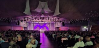 Blick auf die Bühne der Stadthalle Ratingen, Bild: Alexander Heinz