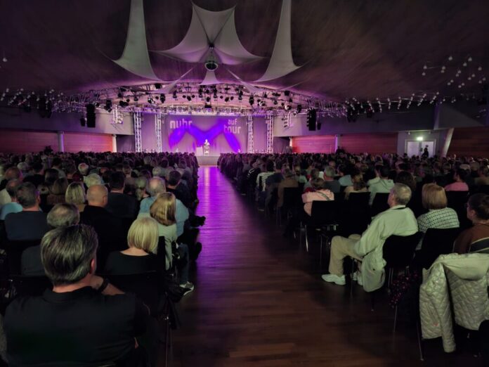 Blick auf die Bühne der Stadthalle Ratingen, Bild: Alexander Heinz