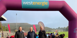 711 Schülerinnen und Schüler des Gymnasiums Wülfrath nahmen am Westenergie Distanz Duell teil. Bürgermeister Rainer Ritsche, Schulleiter Joachim Busch und Westenergie Kommunalmanager Frithjof Gerstner gaben den Startschuss. Foto: Westenergie AG / Judith Meuter