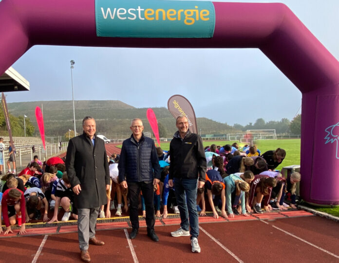 711 Schülerinnen und Schüler des Gymnasiums Wülfrath nahmen am Westenergie Distanz Duell teil. Bürgermeister Rainer Ritsche, Schulleiter Joachim Busch und Westenergie Kommunalmanager Frithjof Gerstner gaben den Startschuss. Foto: Westenergie AG / Judith Meuter 711 Schülerinnen und Schüler des Gymnasiums Wülfrath nahmen am Westenergie Distanz Duell teil. Bürgermeister Rainer Ritsche, Schulleiter Joachim Busch und Westenergie Kommunalmanager Frithjof Gerstner gaben den Startschuss. Foto: Westenergie AG / Judith Meuter