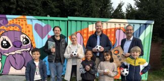 Große Freude über das Westenergie Bewegungspaket: (v. l.) Sportfachlehrer Björn Weber, Schulleiterin Daniela Winkler, Bürgermeister Björn Kerkmann und Westenergie-Kommunalmanager Frithjof Gerstner präsentieren die neuen Bewegungsmaterialien. Foto: Westenergie AG / Julia Lacher