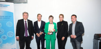 Stephan Grüger (Präsident Eurosolar), Dr. Axel Berg (Vorsitzender Eurosolar Deutschland), Dr. Bärbel Auffermann (Direktorin Neanderthal Museum), Ministerin und stv. Ministerpräsidentin Mona Neubauer, Christian Mildenberger (Geschäftsführer NRW.Energy4Climate). Foto: Philip Lehmann/NRW.Energy4Climate