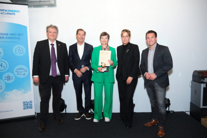 Stephan Grüger (Präsident Eurosolar), Dr. Axel Berg (Vorsitzender Eurosolar Deutschland), Dr. Bärbel Auffermann (Direktorin Neanderthal Museum), Ministerin und stv. Ministerpräsidentin Mona Neubauer, Christian Mildenberger (Geschäftsführer NRW.Energy4Climate). Foto: Philip Lehmann/NRW.Energy4Climate