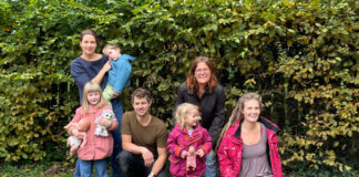 Waldorfkindergarten Langenberg erhält Spende von rund 2.100 Euro Strahlende Gesichter: Die Freude über die Spende war groß. Foto: Laminatdepot