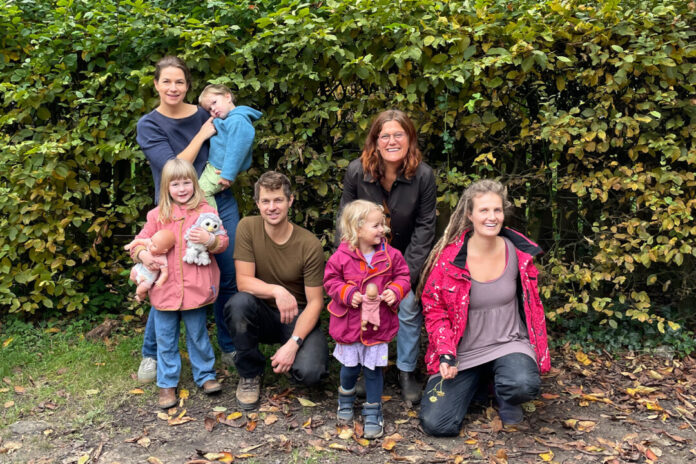 Strahlende Gesichter: Die Freude über die Spende war groß. Foto: Laminatdepot Strahlende Gesichter: Die Freude über die Spende war groß. Foto: Laminatdepot