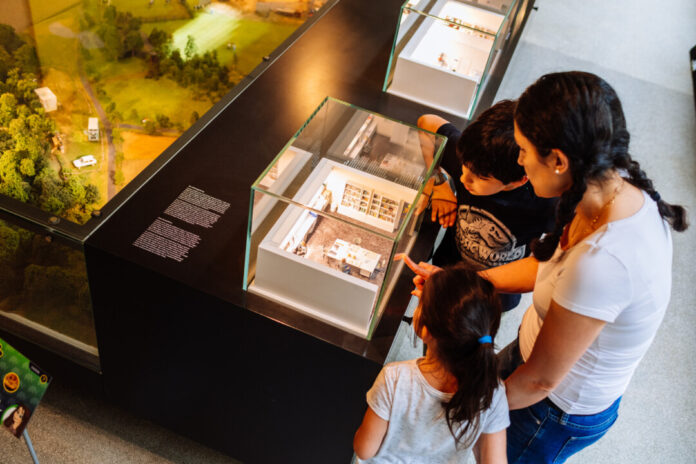Besucher in der Dauerausstellung. Foto: Neanderthal-Museum