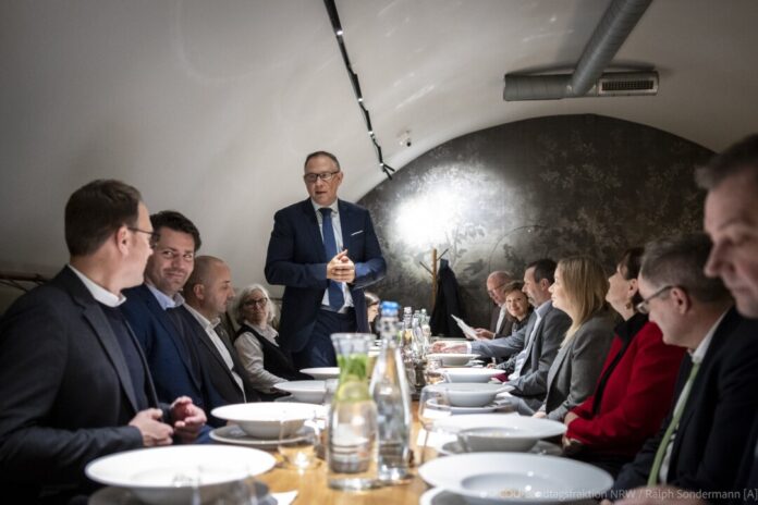 2_Gespräch_Politik_Wirtschaft Polen, Gliwice, 20.10.2025 Gedenkreise der Abgeordneten der Fraktionen der CDU und der Grünen aus dem Hauptausschuss des Landtages Nordrhein-Westfalen nach Polen, mit Stationen in Gleiwitz, Auschwitz, Krakau und Wadowice.