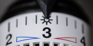 Das Thermostat einer Heizung steht auf Stufe drei, das entspricht rund 20 Grad Raumtemperatur - in vielen Ministerien Höchsttemperatur (Symbolfoto)