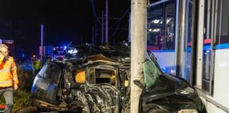 Straßenbahn drückt Auto in Betonpfeiler – Fahrer stirbt Das Auto wurde zwischen Betonmast und Straßenbahn eingeklemmt, die Aufräumarbeiten dauerten auch nachts noch an.