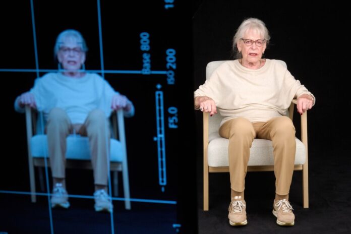 Die Holocaust-Überlebende Eva Weyl wird in einem Studio der TU Dortmund für ein Hologramm bei der Beantwortung von Fragen zu ihrem Leben gefilmt und ist dabei auf einem Monitor zu sehen.