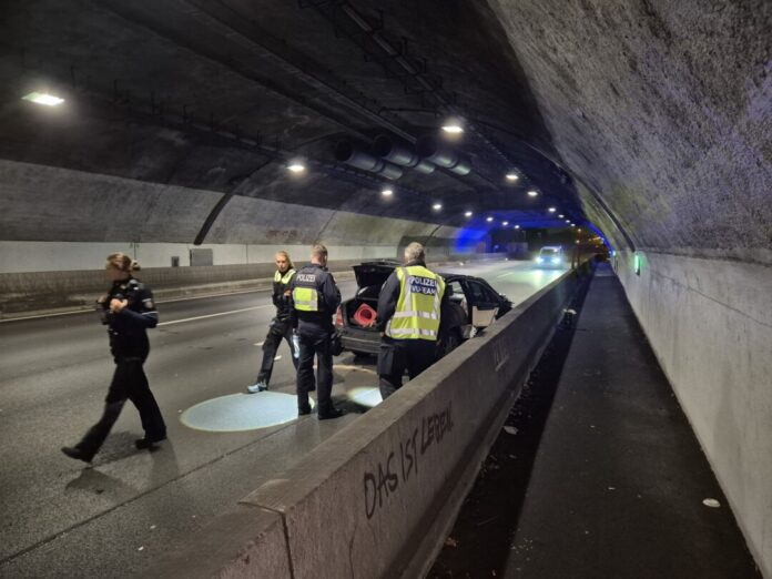 Die Ursache des schweren Auffahrunfalls in Köln wird noch ermittelt.