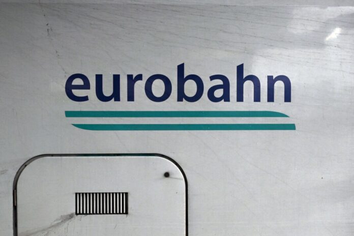 Eurobahn Ein Zug der Eurobahn steht in einem Hauptbahnhof. (Archivbild)