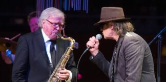 Doldinger musizierte immer wieder mit Lindenberg - wie hier 2016 bei einem Konzert in Düsseldorf zu Doldingers 80. Geburtstag. (Archivbild)