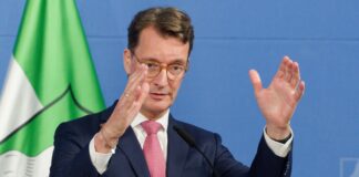 Nordrhein-Westfalens Ministerpräsident Hendrik Wüst springt Bundeskanzler Friedrich Merz in der Stadtbild-Kontroverse zur Seite. 