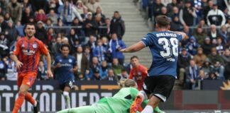 Schalkes Torwart Loris Karius rettet einen Schuss von Bielefelds Marius Wörl. 