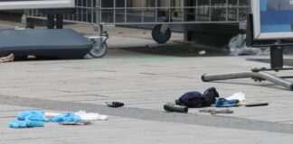 Die Polizei hat auf einer belebten Einkaufsstraße in Düsseldorf einen bewaffneten Mann niedergeschossen und schwer verletzt. 