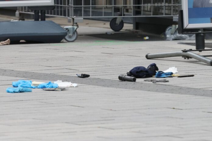 Polizei schießt auf belebter Einkaufstraße auf bewaffneten Mann Die Polizei hat auf einer belebten Einkaufsstraße in Düsseldorf einen bewaffneten Mann niedergeschossen und schwer verletzt.